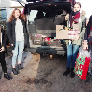 Wolontariuszki pakują dary do samochodu